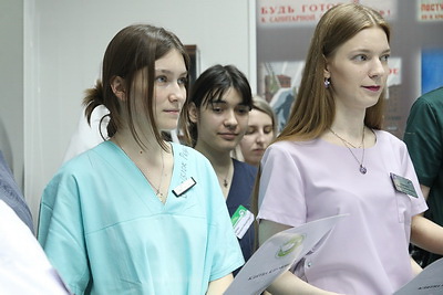 Молодые медики минской больницы принесли клятву клумовцев