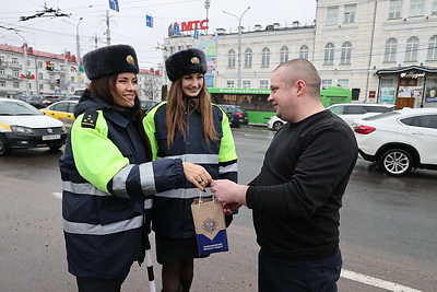 Сотрудники ГАИ Витебска оригинально поздравили водителей с 23 февраля