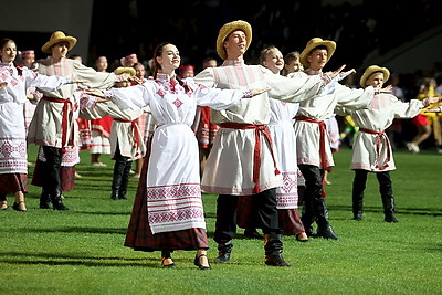 Магия и волшебство танца. Фестиваль \"Сожскi карагод\" открылся в Гомеле