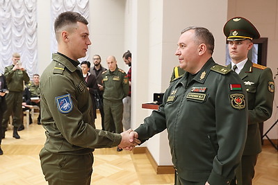 Лучших солдат-срочников и их матерей чествовали в Доме офицеров в Минске