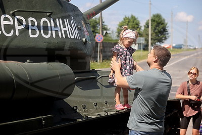 \"Марш Победы\". Легендарные танки Т-34 встретили в Дятлово