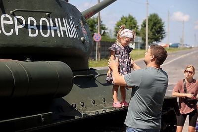 \"Марш Победы\". Легендарные танки Т-34 встретили в Дятлово