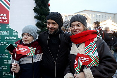 В Бресте провели акцию \"Я желаю в Новый год...\" и зажгли огни на главной елке