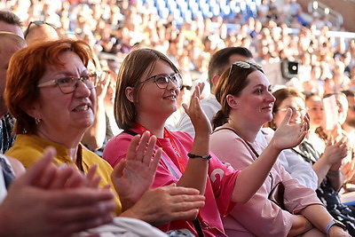 \"Рок-панорама\" на огненном фестивале: музыканты исполнили известные хиты вместе с оркестром