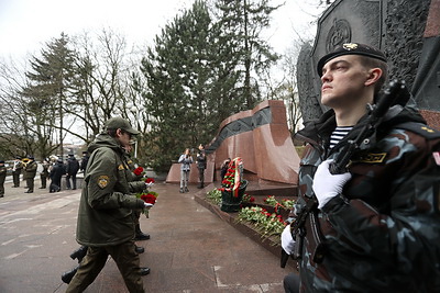 Столичные милиционеры возложили цветы к памятнику погибшим при исполнении служебного долга