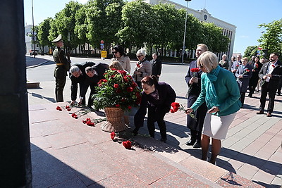 У Дома офицеров состоялась церемония возложения цветов к монументу \"Танк-освободитель\"