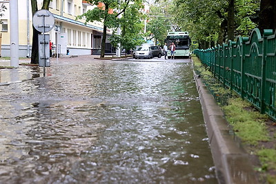 Улицы превратились в реки. Непогода накрыла Минск