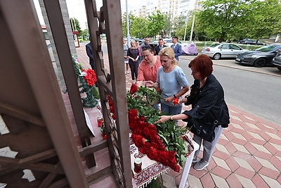 Цветы в знак скорби и соболезнований в связи с трагедией в Иране несут к посольству в Минске