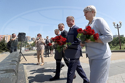 В Минске состоялась церемония возложения цветов к памятнику \"Беларусь партизанская\"