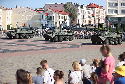 Вальс БТРов в подарок гродненцам в день освобождения подготовили военные