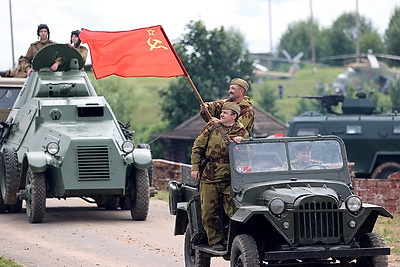 На \"Линии Сталина\" прошла реконструкция боя 1944 года