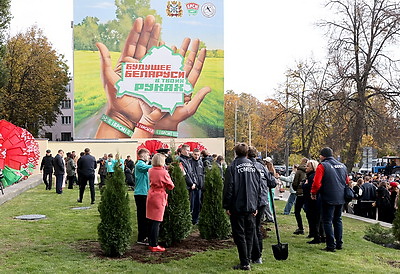 Подарок от \"Марафона единства\". Мурал \"Будущее Беларуси в твоих руках\" украсил один из домов Гомеля