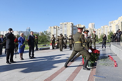 Накануне Дня Победы прошла церемония возложения цветов у стелы \"Минск - город-герой\"