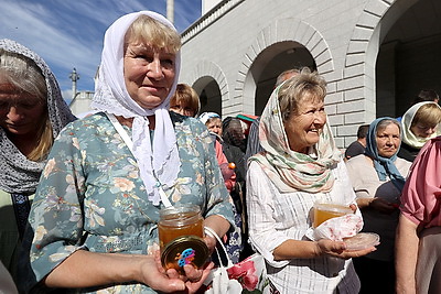 Медовая ярмарка прошла в Минске у храма-памятника в честь Всех Святых