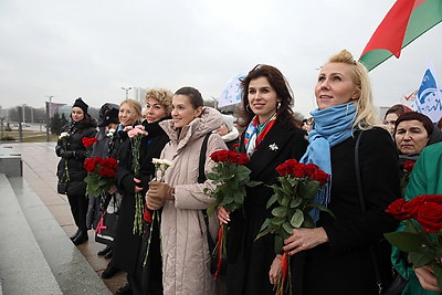 В столице в День защитников Отечества возлагают цветы к стеле \"Минск - город-герой\"