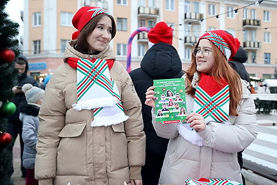 В Бресте провели акцию \"Я желаю в Новый год...\" и зажгли огни на главной елке