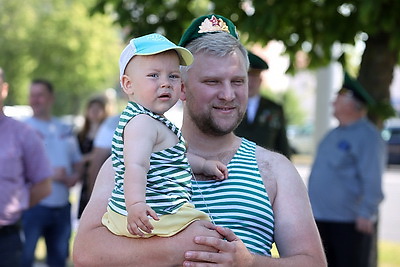 В Гродно в День пограничника прошел торжественный митинг у мемориала