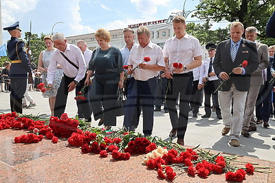 К бюсту Машерова в Витебске возложили цветы