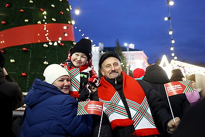 В Бресте провели акцию \"Я желаю в Новый год...\" и зажгли огни на главной елке