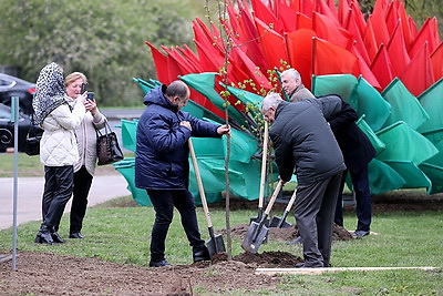 В Гродно в честь 100-летия образования органов торговли заложили капсулу времени и аллею