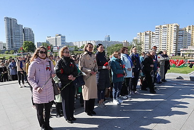 Накануне Дня Победы прошла церемония возложения цветов у стелы \"Минск - город-герой\"