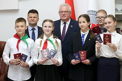 \"Мы - граждане Беларуси\". В ЦИК юным белорусам торжественно вручили первые паспорта