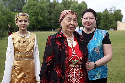 Аллея дружбы в Гродно пополнилась новыми деревьями от диаспор