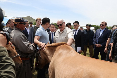 Лукашенко посетил загородный центр монгольской культуры