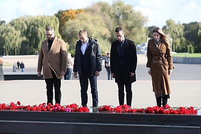 Хоккейная команда Президента возложила цветы в Брестской крепости