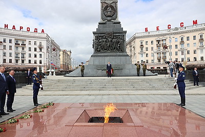 Лавров возложил венок к монументу Победы в Минске