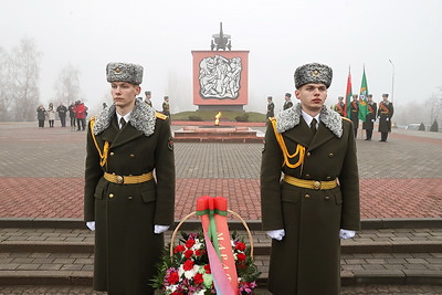 Во имя памяти. Крутой возложил цветы к мемориальному комплексу \"Курган Славы\" в Мозыре