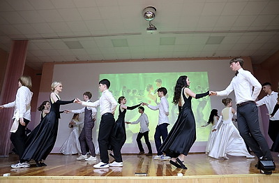 Выпускные вечера для 11-классников прошли в школах Минска