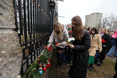 В Минске несут цветы и лампады к посольству России в связи с трагедией в Подмосковье