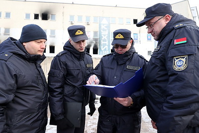 Следователи работают на месте пожара в ТЦ \"Беларусь\" в Витебске