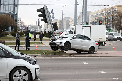 Автомобиль сбил светофор на перекрестке улиц Горького и Курчатова в Гродно