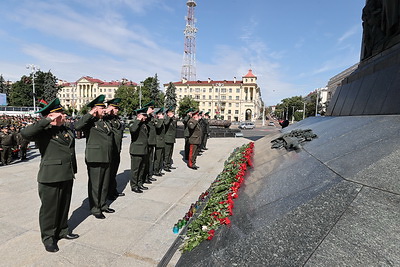 Руководство Госсекретариата Совбеза и главы силовых ведомств возложили цветы к монументу Победы в Минске