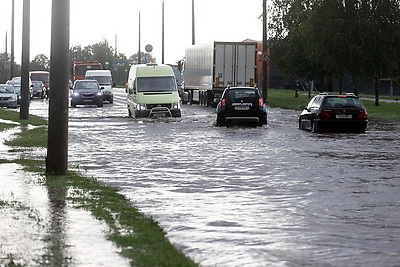 Сильный дождь залил улицы в Гродно