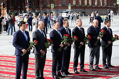 Головченко возложил цветы к памятнику генерал-майору Минигали Шаймуратову