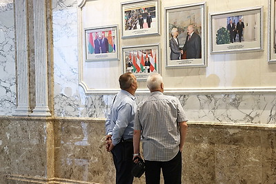 Ветераны труда из Гомельской области посетили с экскурсией Дворец Независимости