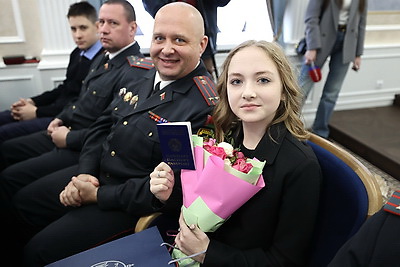 Самый важный день. Кубраков вручил паспорта юным белорусам в канун Дня Конституции