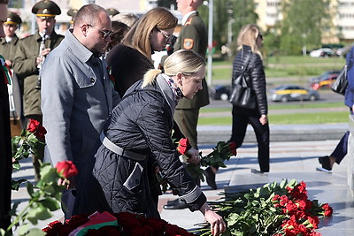 Накануне Дня Победы прошла церемония возложения цветов у стелы \"Минск - город-герой\"