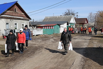 \"И помощь есть, и большой воды не боимся\". Как живут в отрезанной от суши паводком Поляновке