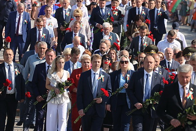 В Могилеве возложили цветы у Вечного огня на площади Славы
