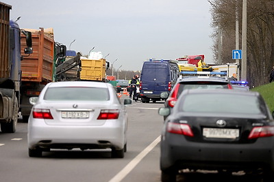 МВД выяснило обстоятельства столкновения рейсового автобуса и фуры на Смиловичском тракте в Минске