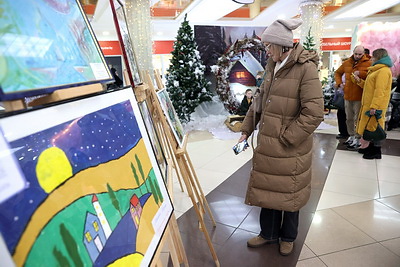 Рождественский вернисаж \"Инклюзия в искусстве\" открылся в ТЦ \"Столица\"