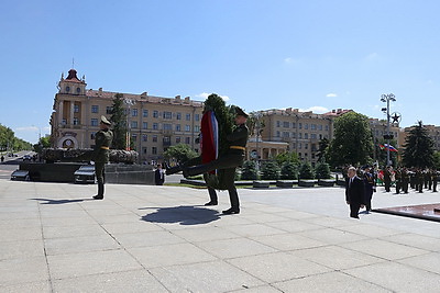 Путин возложил венок к монументу Победы в Минске