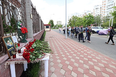 Цветы в знак скорби и соболезнований в связи с трагедией в Иране несут к посольству в Минске