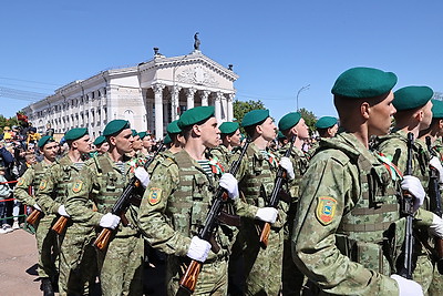 Парадом Победы прошло более 20 единиц военной техники на главной площади Гомеля