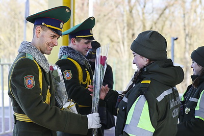 Военнослужащие с цветами и под аккомпанемент оркестра поздравили брестчанок с 8 Марта