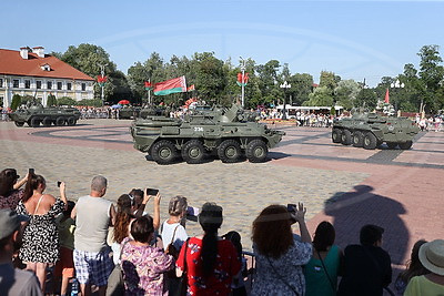 Вальс БТРов в подарок гродненцам в день освобождения подготовили военные